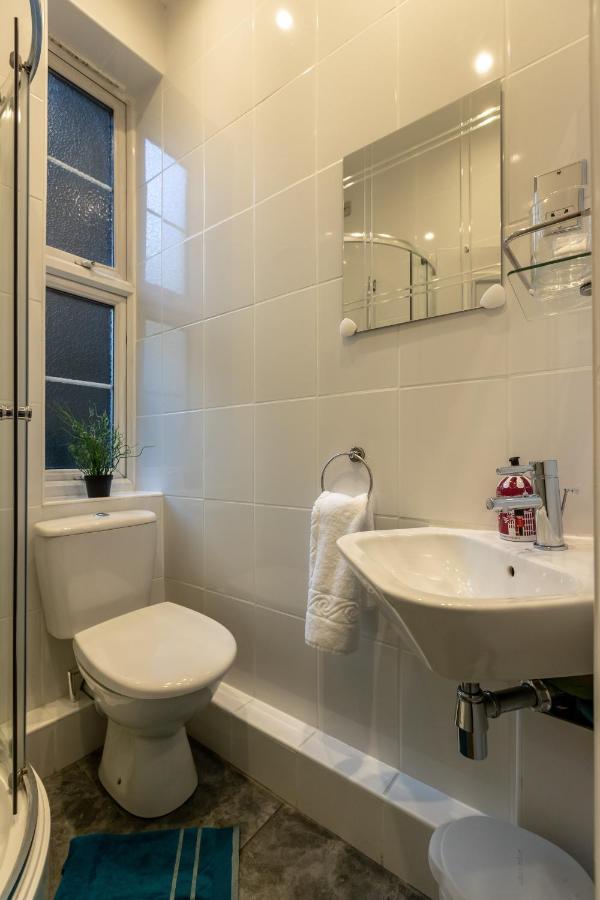 The Wanderlust - 1 Bedroom Apartment L Sleeps 4 With Sofa Bed L Prime Location Plus Free Wifi L Perfect For Business & Leisure Travelers L 15Percent Off Weekly & 20Percent Off Monthly Stays! Londra Dış mekan fotoğraf